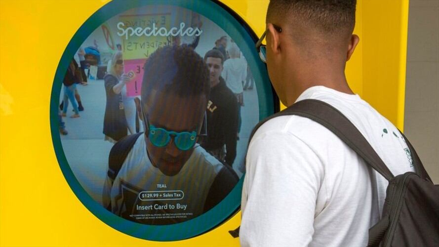 Snap presentó sus nuevas gafas de sol con capacidad de grabar video en 3D.. Foto: Getty Images