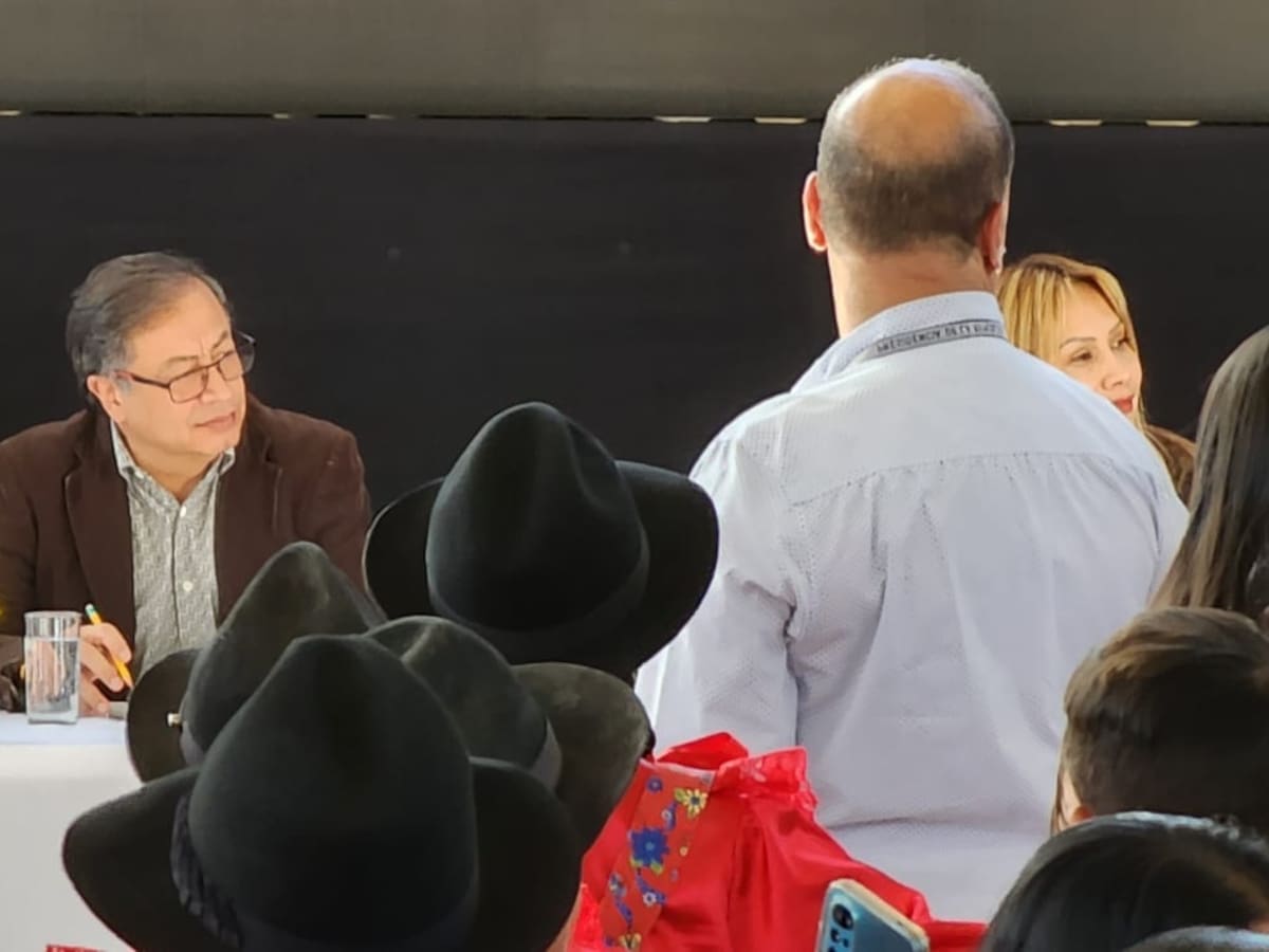 Gustavo Petro pide iniciar producción de vacunas en Colombia