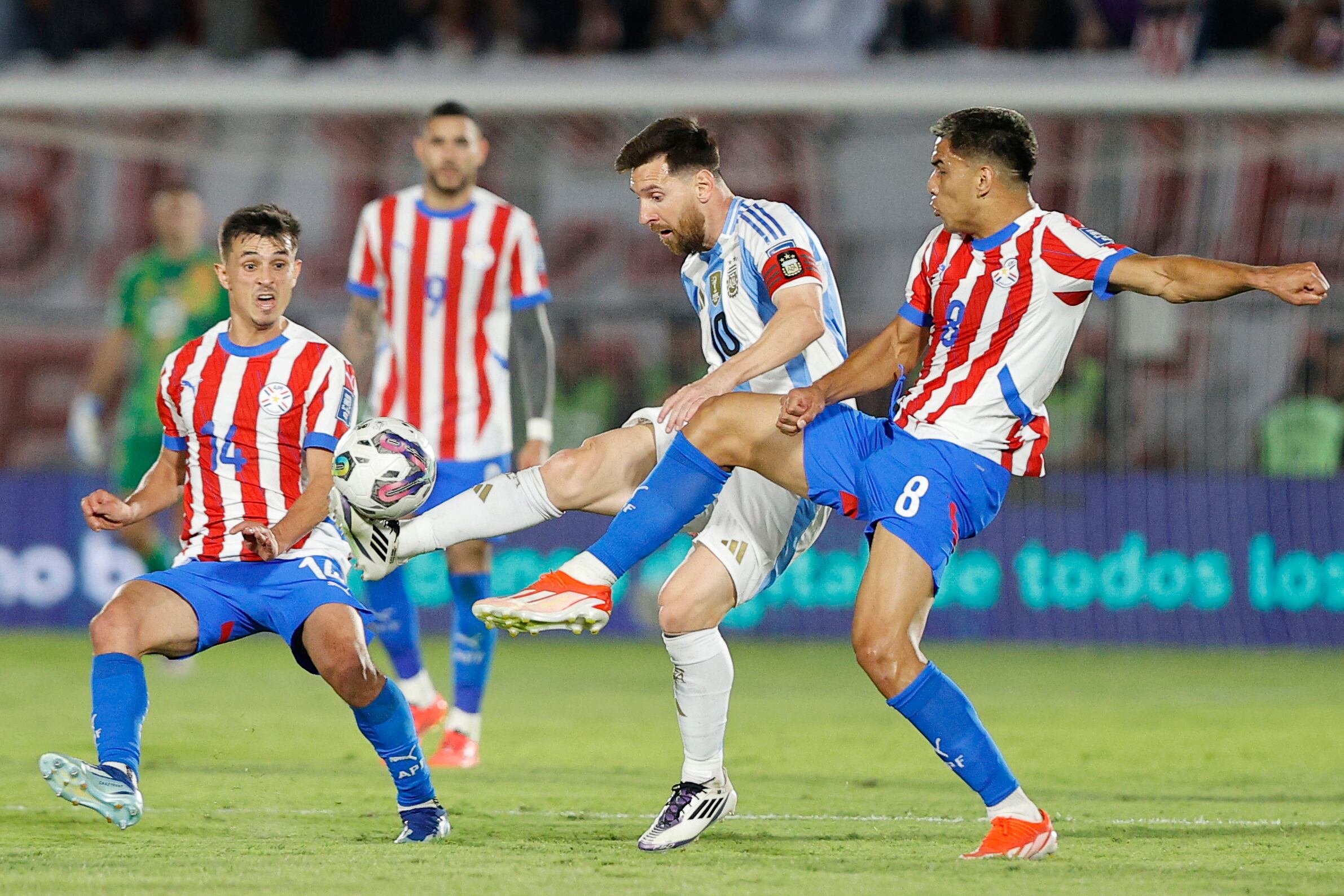Jugadores de Paraguay disputan un balón con Lionel Messi (c) de Argentina este jueves, durante un partido de las eliminatorias sudamericanas al Mundial de Fútbol 2026, entre Paraguay y Argentina en el estadio Defensores del Chaco, en Asunción (Paraguay). EFE/ Juan Pablo Pino