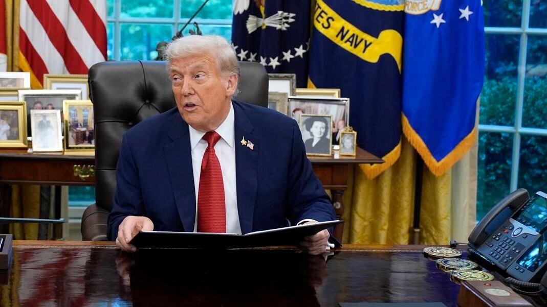 Washington (USA), 26/09/2025.- (R-L) US President Donald Trump delivers remarks as he signs executive orders in the presence of US Vice President JD Vance and US Treasury Secretary Scott Bessent in the Oval Office of the White House in Washington, DC, USA, 25 September 2025. EFE/EPA/YURI GRIPAS / POOL