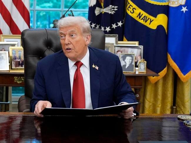 Washington (USA), 26/09/2025.- (R-L) US President Donald Trump delivers remarks as he signs executive orders in the presence of US Vice President JD Vance and US Treasury Secretary Scott Bessent in the Oval Office of the White House in Washington, DC, USA, 25 September 2025. EFE/EPA/YURI GRIPAS / POOL