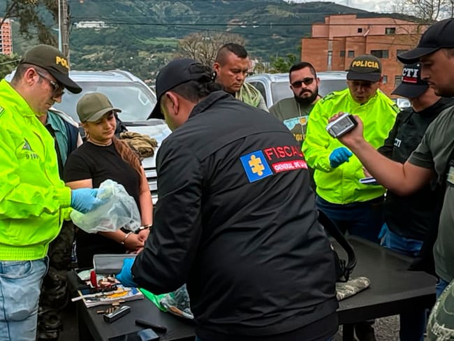 AME4160. MEDELLÍN (COLOMBIA), 23/07/2024.- Fotografía cedida por la Secretaría de Gobierno de Antioquia de Alexander Díaz Mendoza (c, atrás), alias 'Calarcá', y alias 'Érika Castro' (2-i) dos de los tres disidentes de las FARC detenidos este martes, durante su presentación en Medellín (Colombia). El Ejército de Colombia detuvo a tres disidentes de las FARC que se movilizaban en vehículos oficiales de la Unidad Nacional de Protección (UNP) en una carretera entre los municipios de Santo Domingo y Barbosa, en el noroeste del país, informó la Gobernación de Antioquia. EFE/ Secretaría de Gobierno de Antioquia /SOLO USO EDITORIAL/ SOLO DISPONIBLE PARA ILUSTRAR LA NOTICIA QUE ACOMPAÑA (CRÉDITO OBLIGATORIO)