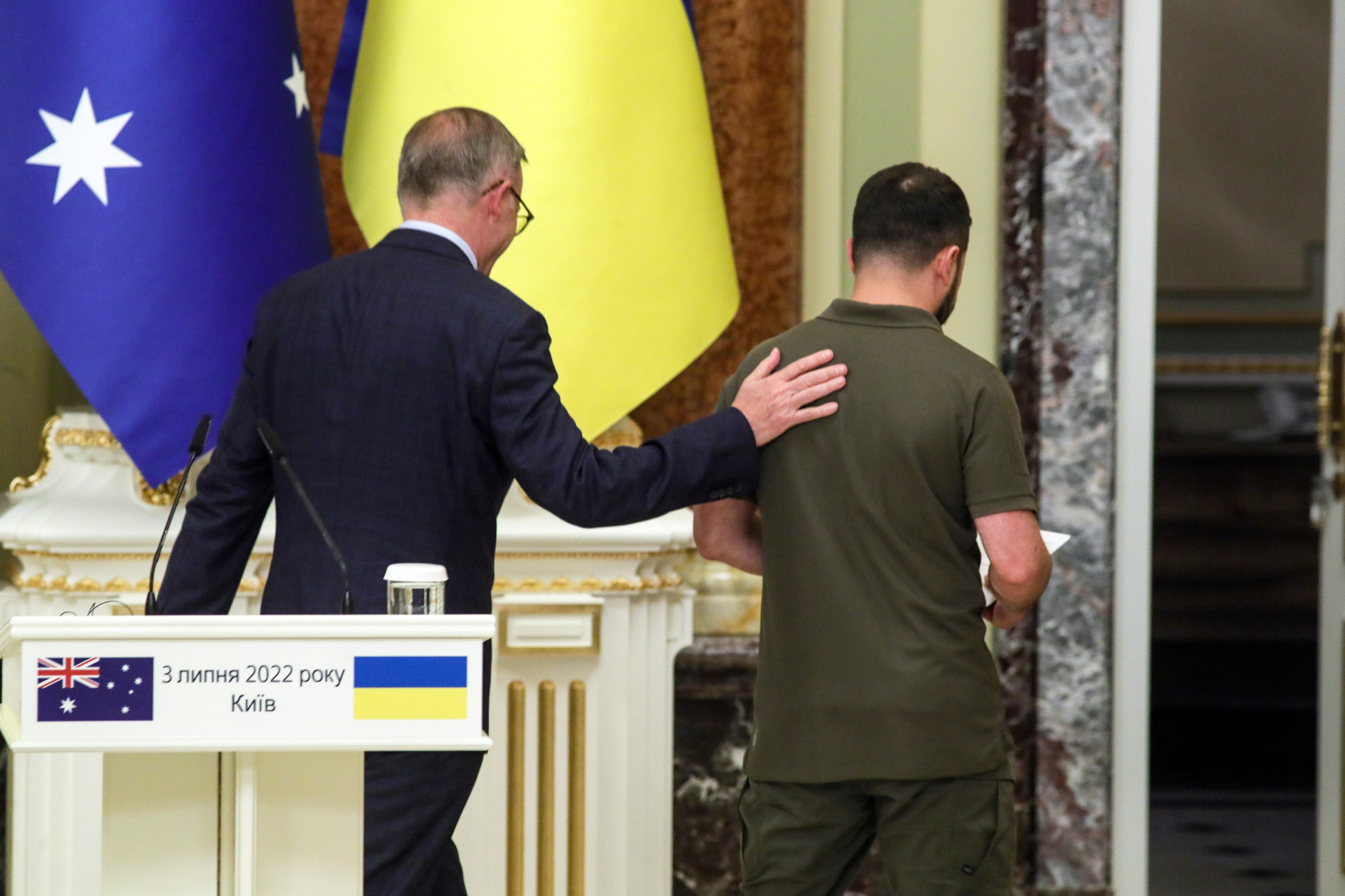 KYIV, UCRANIA - 03 DE JULIO DE 2022 - El presidente de Ucrania, Volodímir Zelenski, y el primer ministro de Australia, Anthony Albanese, son fotografiados durante una reunión informativa conjunta.