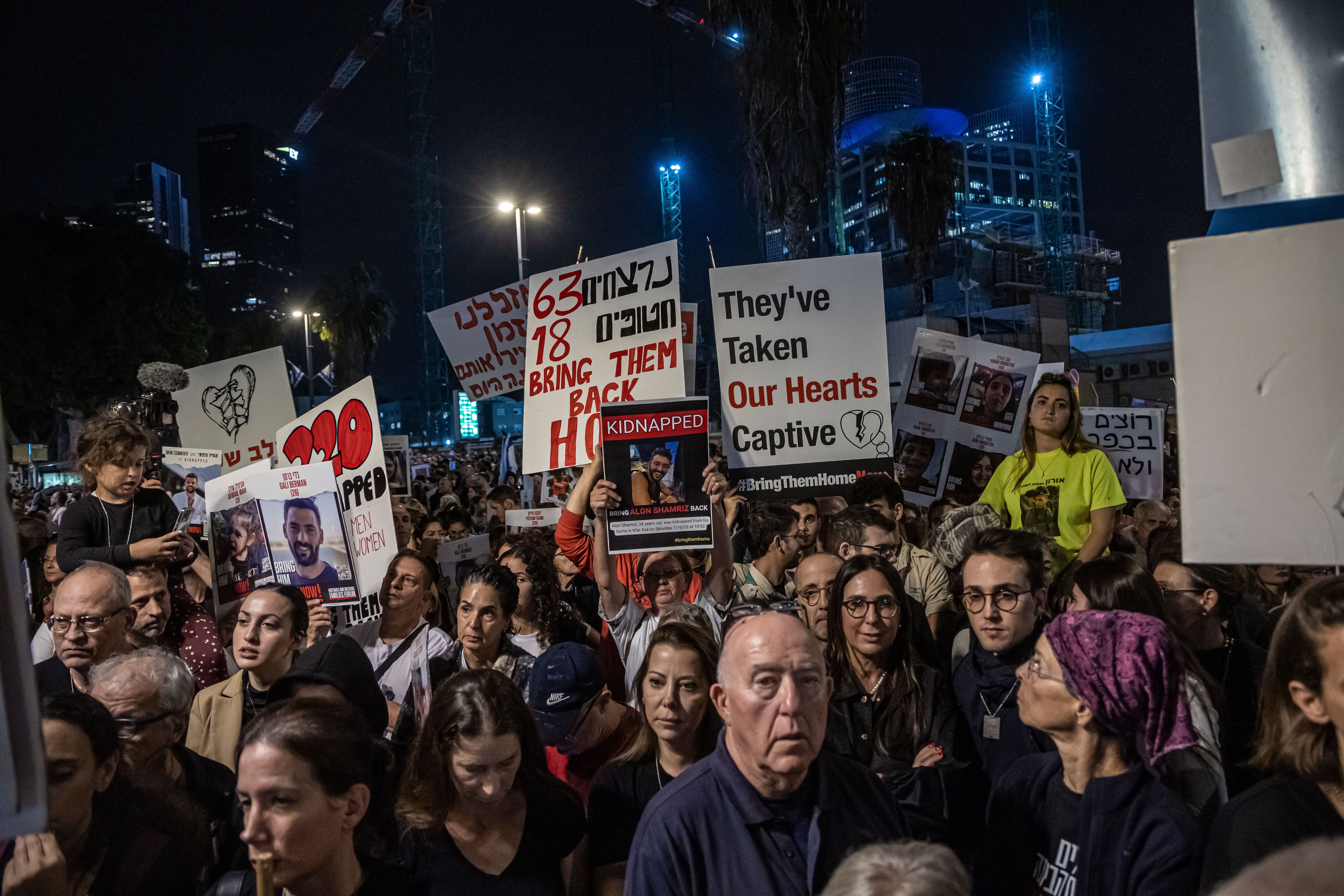 Ciudadanos exigiendo liberación de los rehenes | Foto: EFE
