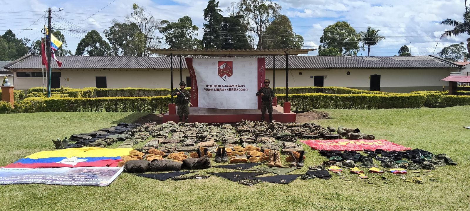 También se incautaron granadas de 60 mm, explosivos modificados para drones, escopetas, sistemas de control remoto para vehículos y material de intendencia. Crédito: Ejército Nacional.