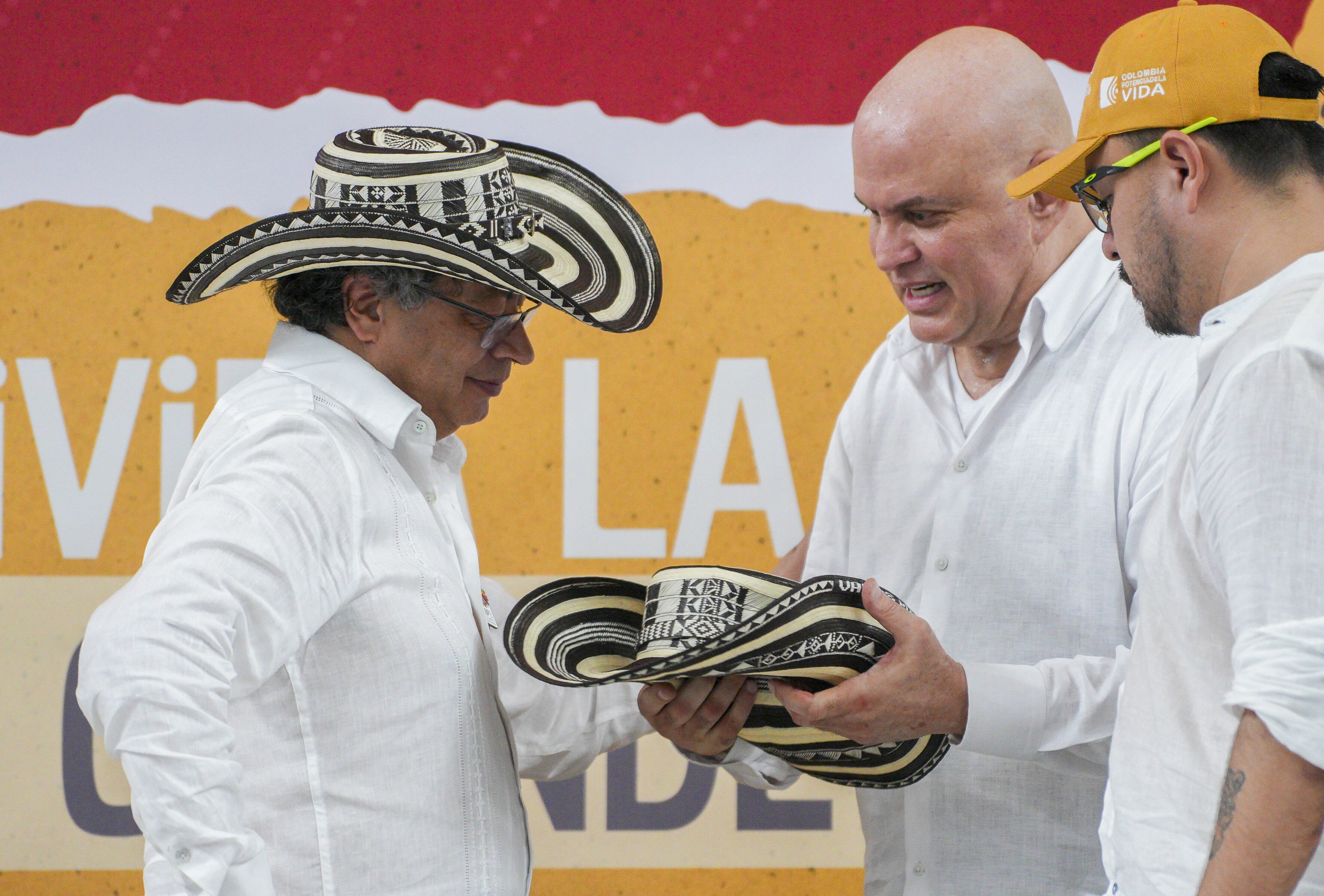 AME4613. MONTERÍA (COLOMBIA), 03/10/2024.- Fotografía cedida por la oficina de prensa de la Presidencia de Colombia del mandatario, Gustavo Petro (i), junto al ex jefe paramilitar Salvatore Mancuso, este jueves en Montería (Colombia). Petro se encontró con el ex jefe paramilitar Salvatore Mancuso en un evento de entrega de tierras en el departamento de Córdoba, donde este último pidió perdón a las víctimas y se comprometió a trabajar por la reparación. EFE/ Presidencia De Colombia / SOLO USO EDITORIAL/ SOLO DISPONIBLE PARA ILUSTRAR LA NOTICIA QUE ACOMPAÑA (CRÉDITO OBLIGATORIO)
