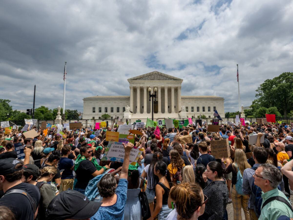 Cientos de personas protestan ante la Corte Suprema de EE.UU. tras fallo del aborto