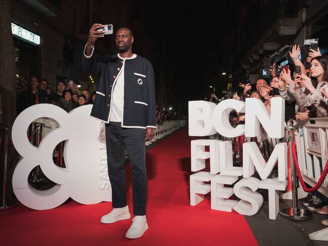 BARCELONA, SPAIN - APRIL 26: Actor Omar Sy records video of his fans during the &quot;Padre y soldado&quot; Premiere at the BCN Film Festival 2023 at Cines Verdi on April 26, 2023 in Barcelona, Spain. (Photo by Mario Wurzburger/Getty Images)