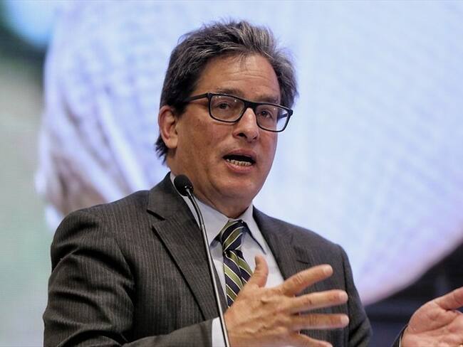 La llegada del exministro de Hacienda, Alberto Carrasquilla, a la junta del Banco de la República causó un revuelo en el mundo político y económico. Foto: Colprensa - Camila Díaz