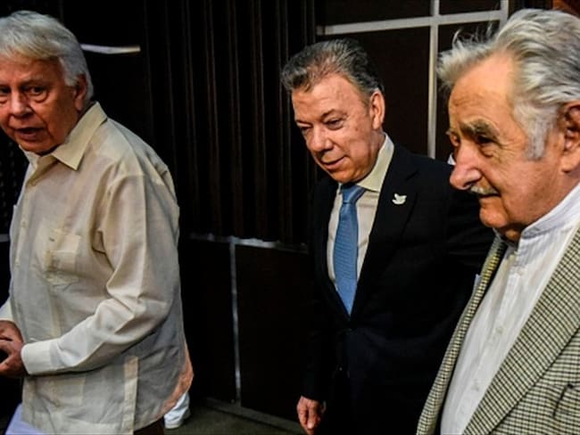 Felipe González, expresidente de España; Juan Manuel Santos, presidente de Colombia; y José Mujica, expresidente de Uruguay. Foto: Getty Images