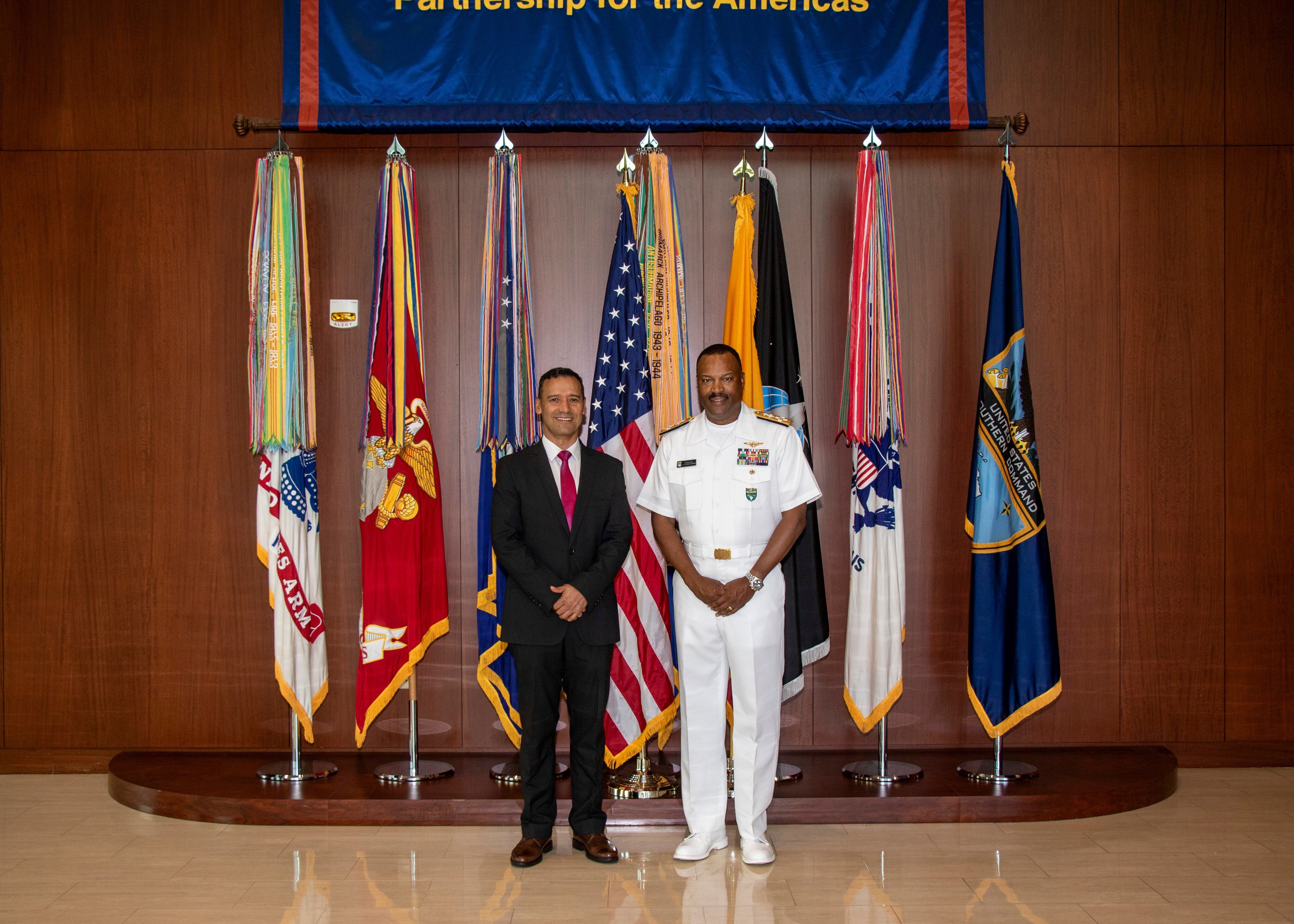 USA2424. MIAMI (ESTADOS UNIDOS), 05/05/2025.- Fotografía divulgada por el Comando Sur de Estados Unidos (Southcom) donde aparece el comandante de la unidad, el almirante de la Marina de EE.UU., Alvin Holsey (d), y el ministro de Defensa de Colombia, Pedro Arnulfo Sánchez, posando durante una reunión este lunes, en la sede del comando en Doral en Miami (Estados Unidos). Sánchez realizó una visita al Southcom en el condado Miami-Dade, donde sostuvo reuniones con el almirante de la Marina de EE.UU., Alvin Holsey, comandante de la unidad, y otros altos mandos militares.EFE/ Comando Sur de Estados Unidos /SOLO USO EDITORIAL/SOLO DISPONIBLE PARA ILUSTRAR LA NOTICIA QUE ACOMPAÑA (CRÉDITO OBLIGATORIO)