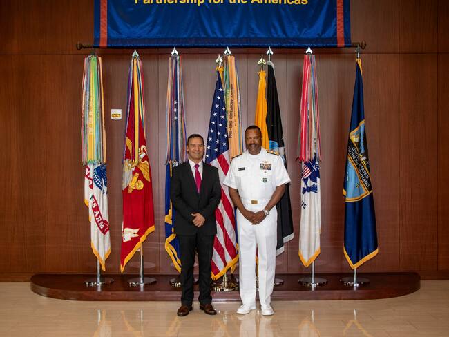 USA2424. MIAMI (ESTADOS UNIDOS), 05/05/2025.- Fotografía divulgada por el Comando Sur de Estados Unidos (Southcom) donde aparece el comandante de la unidad, el almirante de la Marina de EE.UU., Alvin Holsey (d), y el ministro de Defensa de Colombia, Pedro Arnulfo Sánchez, posando durante una reunión este lunes, en la sede del comando en Doral en Miami (Estados Unidos). Sánchez realizó una visita al Southcom en el condado Miami-Dade, donde sostuvo reuniones con el almirante de la Marina de EE.UU., Alvin Holsey, comandante de la unidad, y otros altos mandos militares.EFE/ Comando Sur de Estados Unidos /SOLO USO EDITORIAL/SOLO DISPONIBLE PARA ILUSTRAR LA NOTICIA QUE ACOMPAÑA (CRÉDITO OBLIGATORIO)