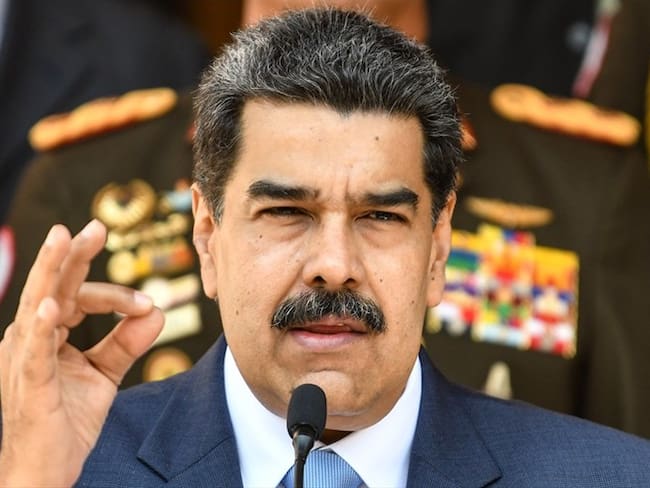 ¡Con el tapabocas puesto! Nicolás Maduro no pudo apagar las velas de su cumpleaños