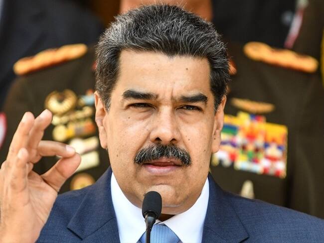 ¡Con el tapabocas puesto! Nicolás Maduro no pudo apagar las velas de su cumpleaños