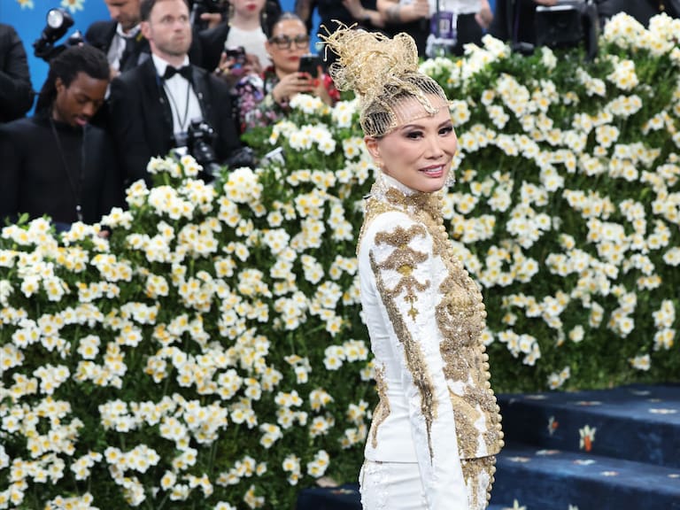 NEW YORK (United States), 05/05/2025.- Wendi Murdoch poses on the red carpet for the 2025 Met Gala, the annual benefit for the Metropolitan Museum of Art's Costume Institute, in New York, New York, USA, 05 May 2025. The event coincides with the Met Costume Institute's spring 2025 exhibition ‘Superfine: Tailoring Black Style’ which will be on view from 10 May 2025 through 26 October 2025. (Nueva York) EFE/EPA/JUSTIN LANE