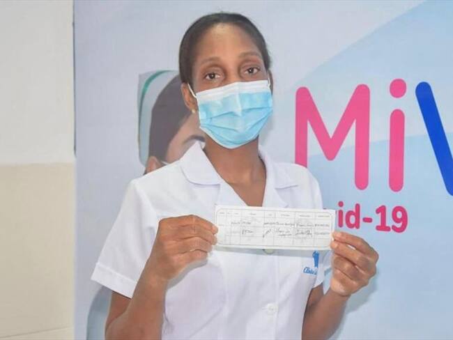 Primera persona vacunada en Santa Marta recibió la segunda dosis de Pfizer. Foto: Twitter Virna Johnson