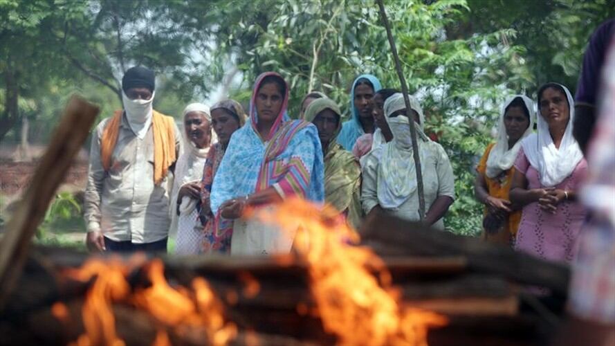Más de 60 personas mueren intoxicadas por alcohol de contrabando en India. Foto: Agencia EFE