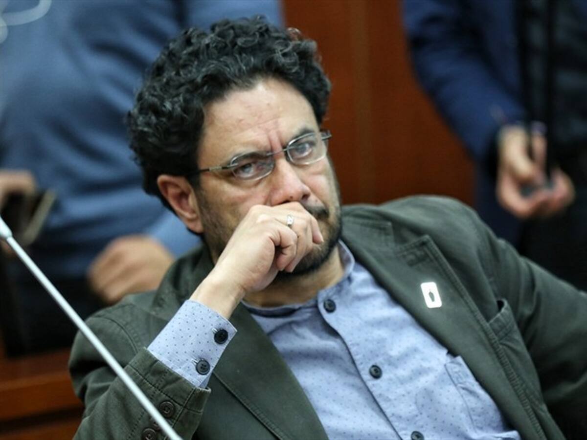 Sería bueno que el general Mora aclarara la intención de sus declaraciones: Iván Cepeda