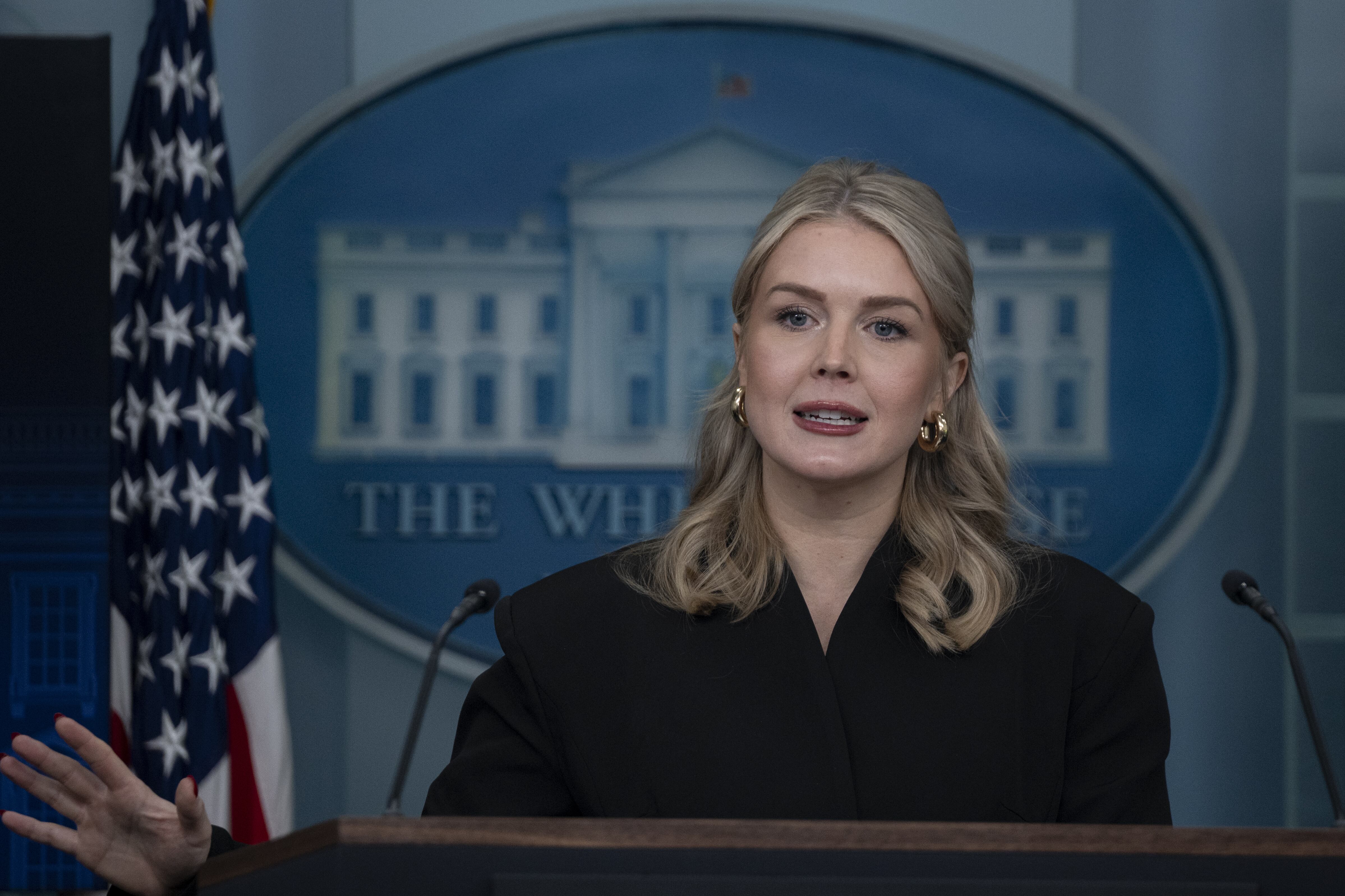 Karoline Leavitt durante una rueda de prensa en la Casa Blanca, el 11 de diciembre de 2025. FOTO: Celal Gunes/Anadolu vía Getty Images