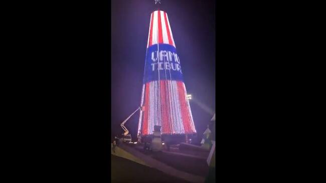 Este árbol de Navidad cuenta con 70.000 luces y 50 metros de altura. Foto: Silvana Salas