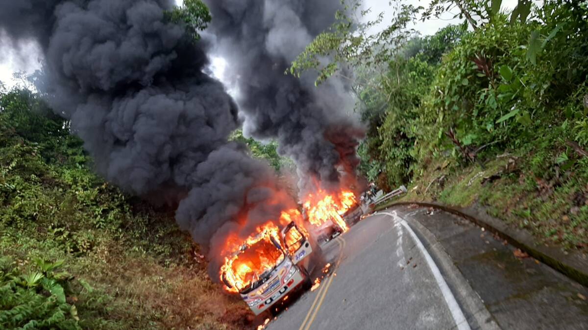 Incendia dos vehículos de Flota Occidental en la vía entre Risaralda y Chocó