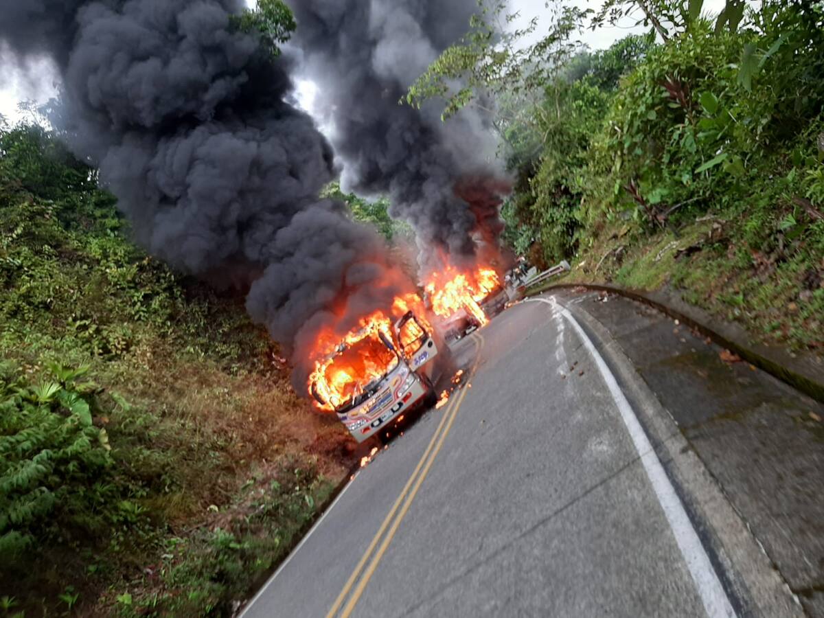 Incendia dos vehículos de Flota Occidental en la vía entre Risaralda y Chocó