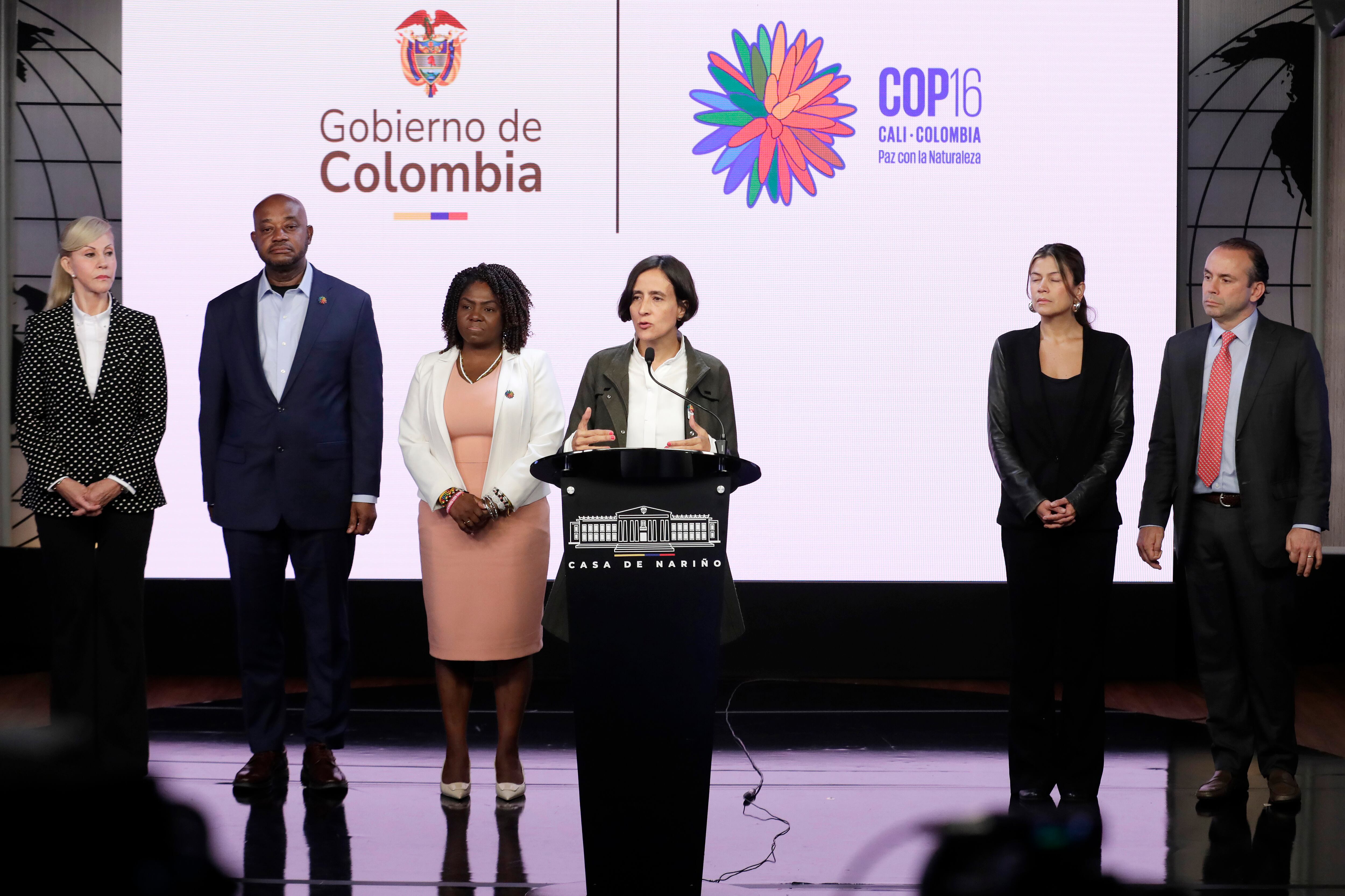 La ministra de Ambiente y Desarrollo Sostenible, Susana Muhamad (c), habla durante una rueda de prensa en Bogotá (Colombia). Muhamad afirmó que la COP16 que se celebrará entre el 21 de octubre y el 1 de noviembre en Cali, será "una instancia abierta, plural y democrática", con dos espacios diferenciados, uno reservado a las negociaciones de alto nivel y otro que será "epicentro de la movilización y participación ciudadana". EFE/ Carlos Ortega