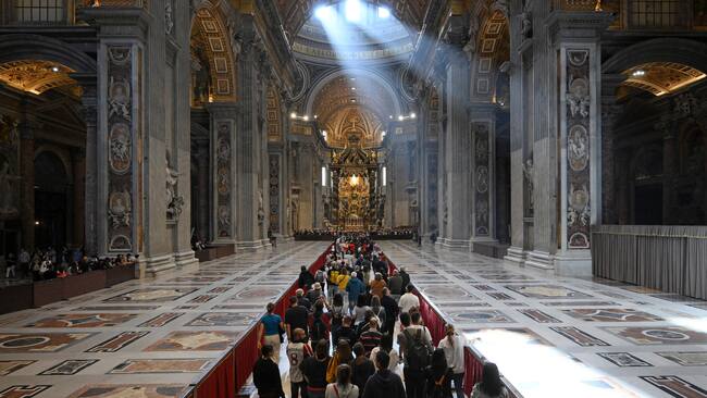 VATICAN CITY (Vatican City State (Holy See)), 24/04/2025.- Members of the public line up to pay their respects to late Pope Francis as he lies in state inside Saint Peter's Basilica, Vatican City, 24 April 2025. Faithful and well-wishers will be able to pay their respects to Pope Francis, who died on 21 April 2025, aged 88, until his funeral on 26 April in the plaza in front of the basilica. (Papa) EFE/EPA/ALESSANDRO DI MEO