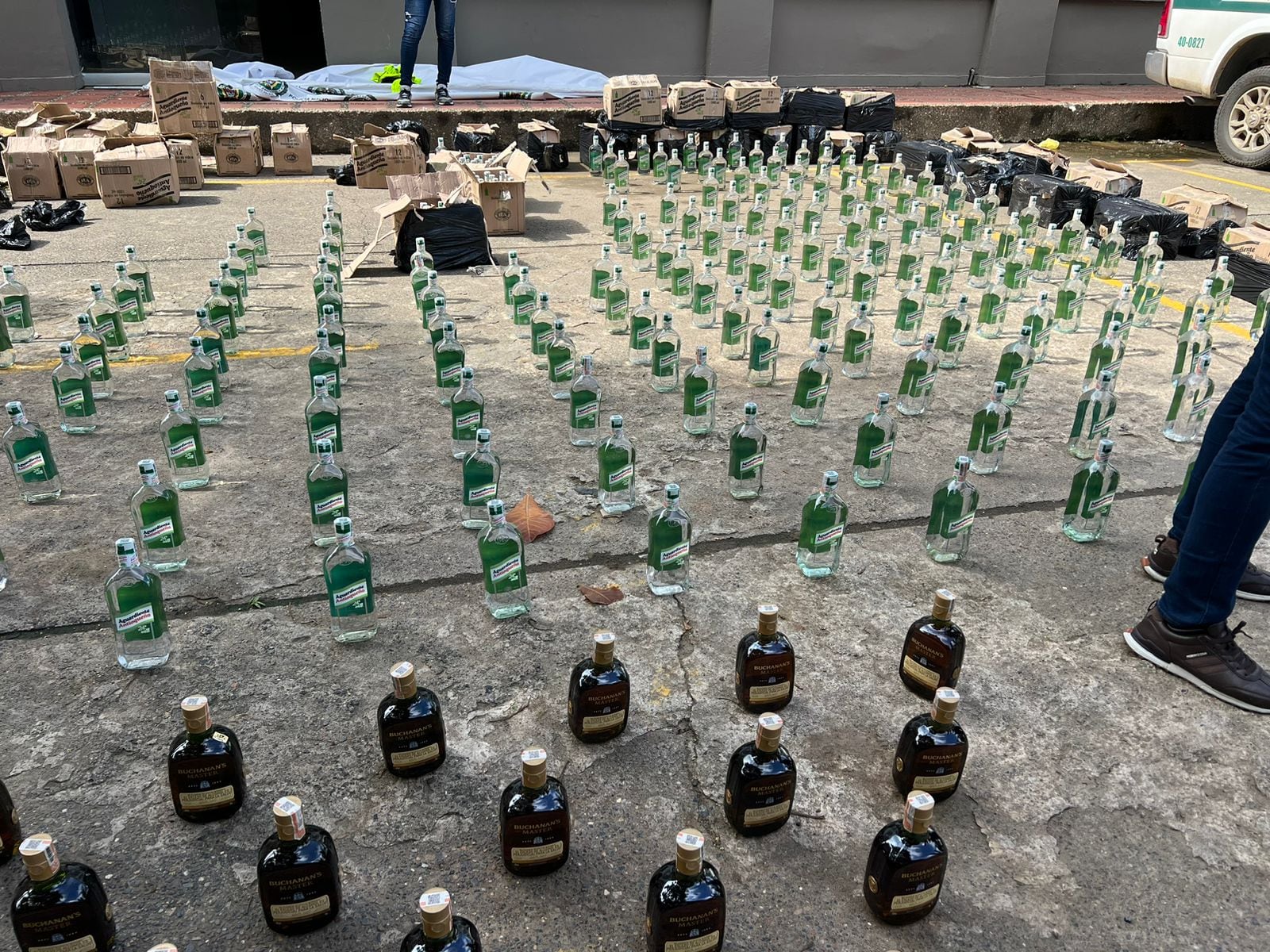 Incautan cerca de 800 botellas de licor adulterado en el sur de la ciudad de Montería. Foto: Policía.