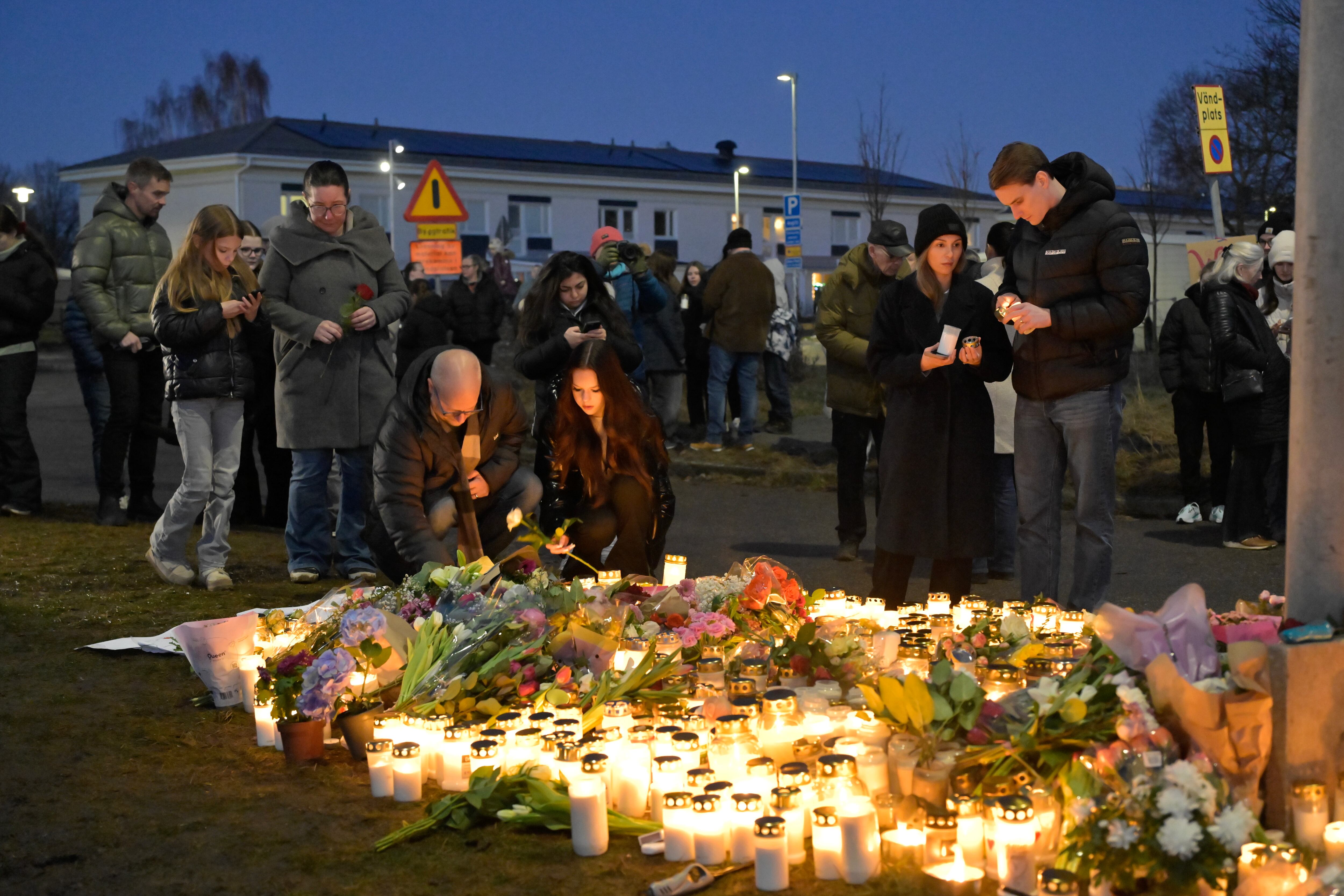OREBRO (Suecia), 05/02/2025.- Dolientes se reúnen para colocar flores y velas en un monumento improvisado tras un tiroteo fuera de la Escuela Risbergska.