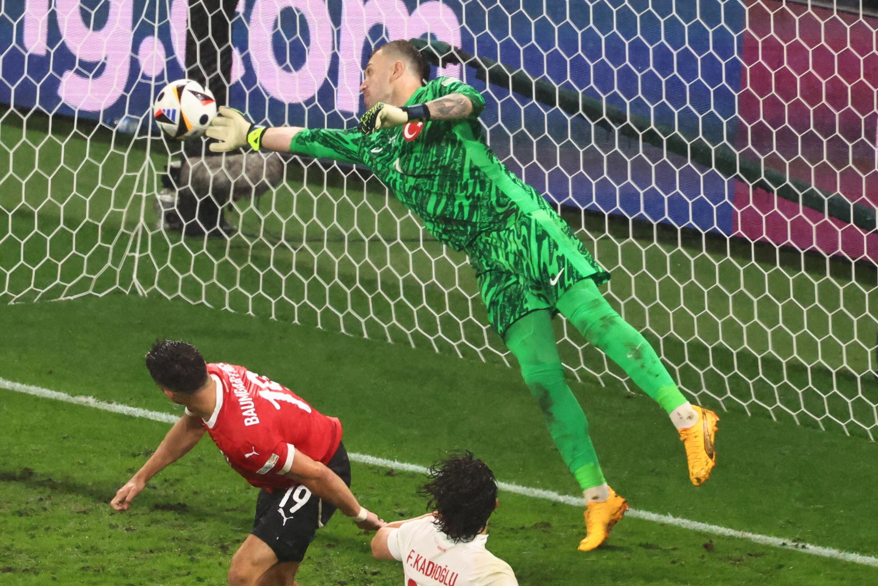 Leipzig (Germany), 02/07/2024.- Goalkeeper Mert Guenok of Turkey saves a shot in the dying seconds of the UEFA EURO 2024 Round of 16 soccer match between Austria and Turkey, in Leipzig, Germany, 02 July 2024. (Alemania, Turquía) EFE/EPA/HANNIBAL HANSCHKE