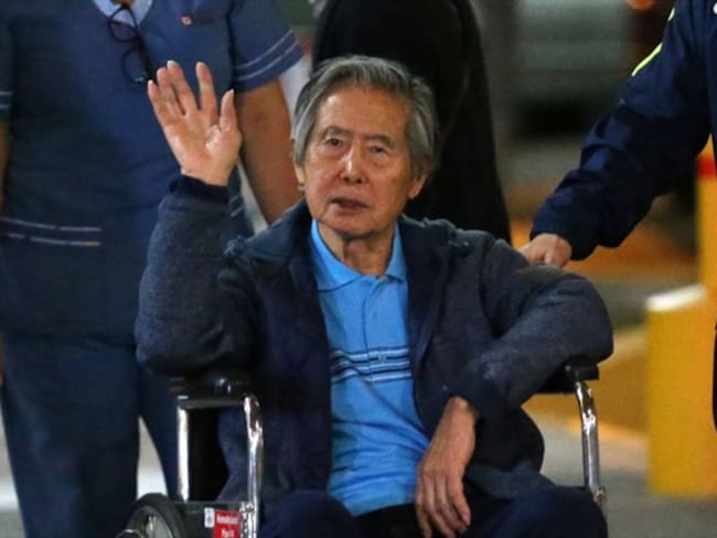 Alberto Fujimori fue trasladado a una clínica de Lima para ser atendido de un descenso de saturación de oxígeno en la sangre. . Foto: LUKA GONZALES/AFP via Getty Images