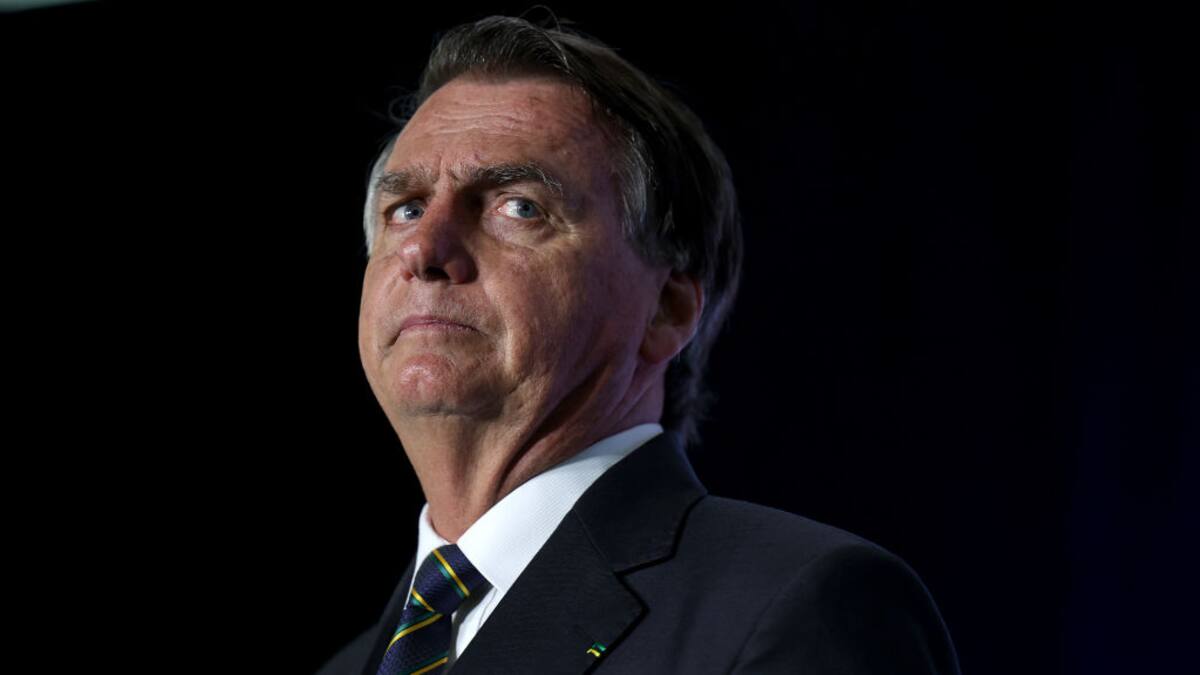 Policía de Brasil allana casa de Bolsonaro por presunta falsificación de vacunas COVID-19