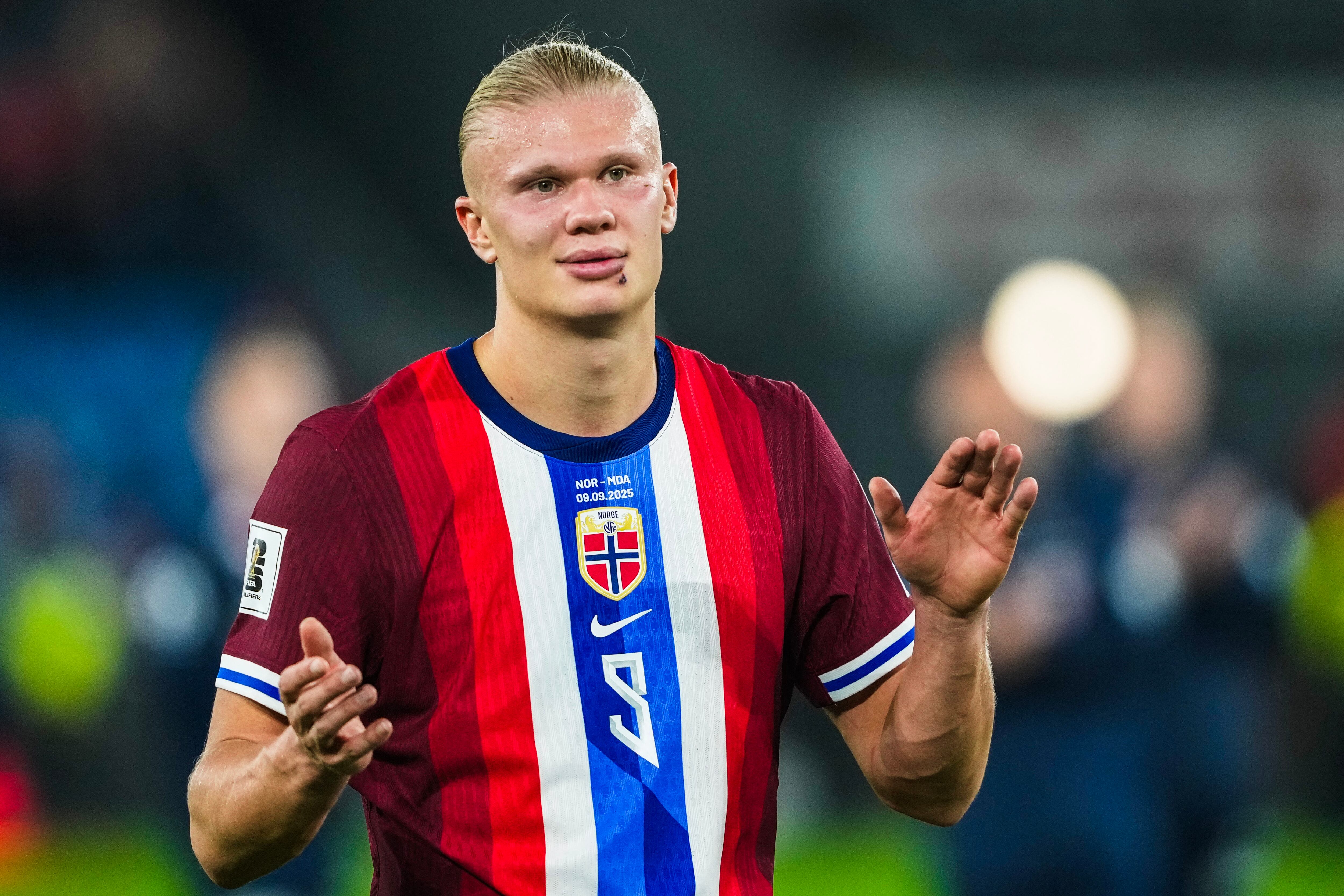 Erling Haaland celebra al final del encuentro Noruega vs Moldavia FOTO: CORNELIUS POPPE/NTB/AFP vía Getty Images)