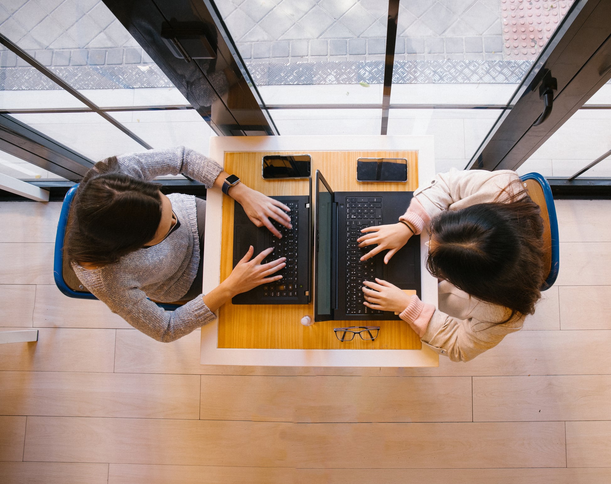 Imagen de referencia de estudiantes en universidad. Foto: Getty Images.