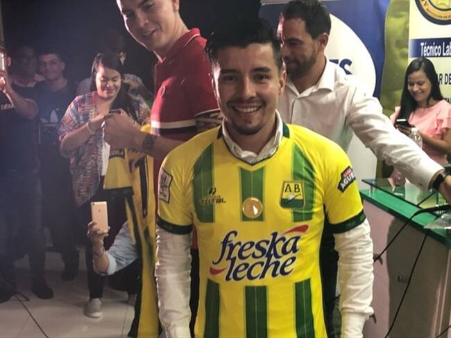 El próximo viernes 2 de febrero, a las ocho de la mañana, sale a la venta la nueva camiseta del Atlético Bucaramanga que conmemora los 70 años del club. Foto: Alejandra Rodríguez (W Radio)
