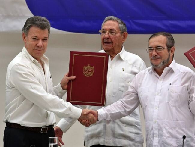 El delegado de las Farc en Cuba, Rodrigo Londoño Echeverri, alias “Timochenko” (d) y el presidente Juan Manuel Santos (i) junto al presidente de Cuba, Raúl Castro (c). Foto: Agencia EFE