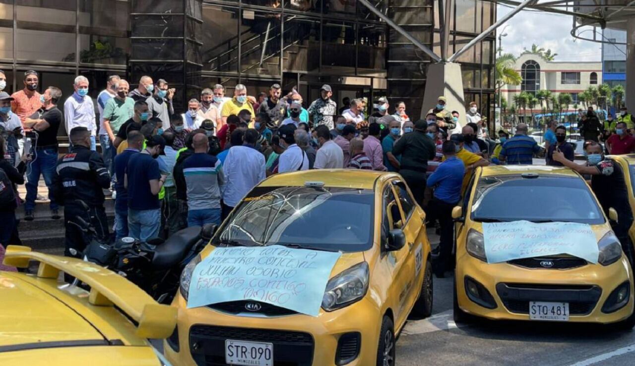 Taxistas protestaron a favor de Concejal. Crédito: Mario Escobar Valencia.