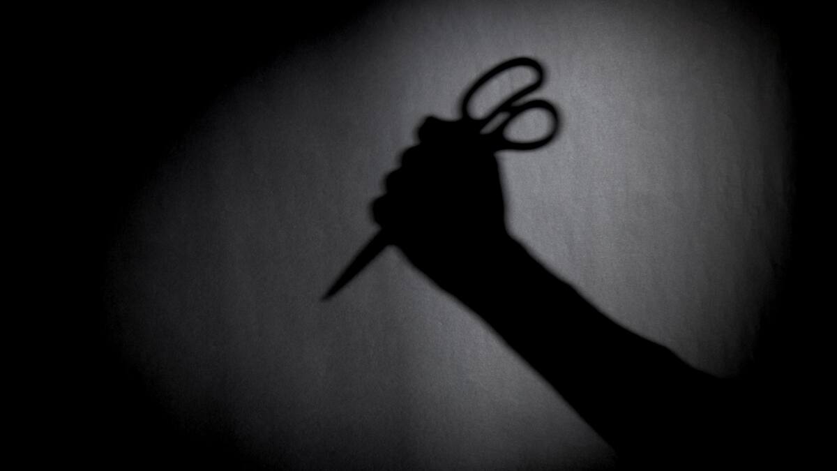 Insólito: hombre que atacó con tijeras a su pareja quedó libre