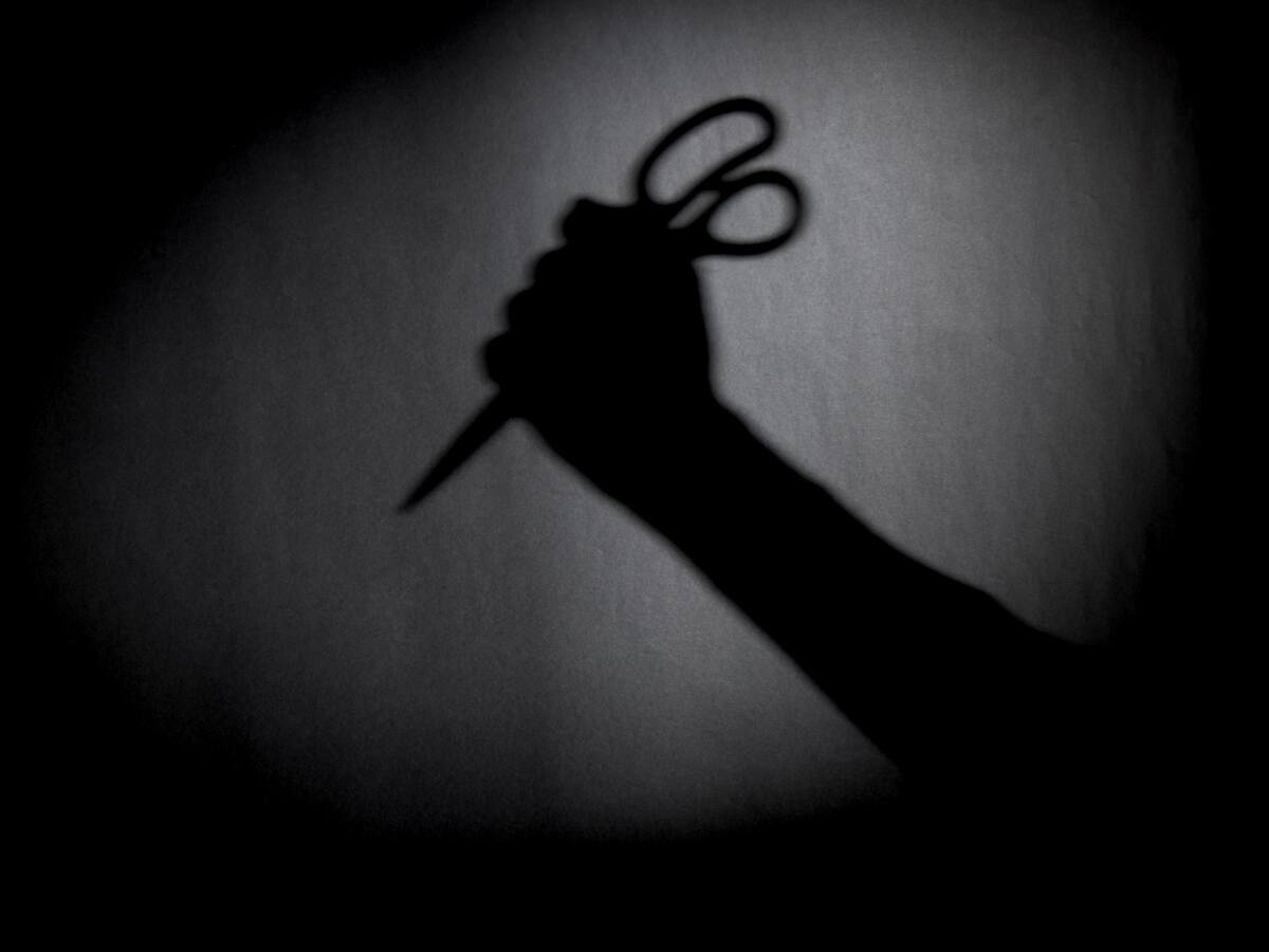 Insólito: hombre que atacó con tijeras a su pareja quedó libre