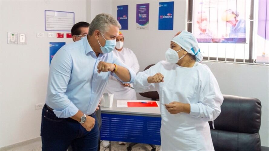 El presidente Iván Duque celebró que Verónica Machado recibiera la primera dosis de la vacuna de Pfizer contra el COVID-19. Foto: Presidencia de la República