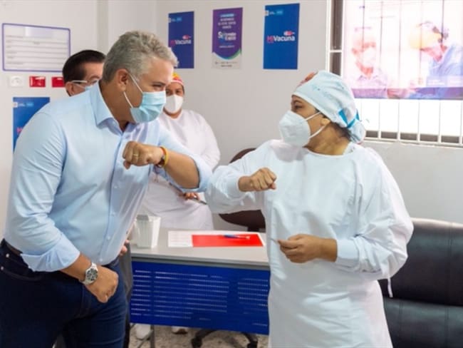 El presidente Iván Duque celebró que Verónica Machado recibiera la primera dosis de la vacuna de Pfizer contra el COVID-19. Foto: Presidencia de la República