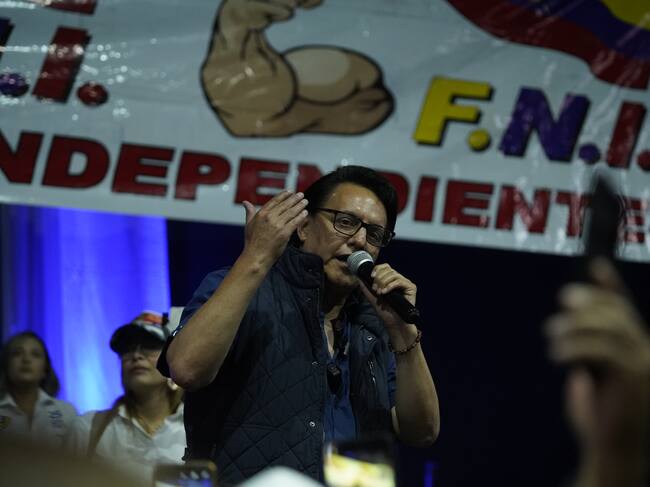 QUITO (ECUADOR), 09/08/2023.- El candidato presidencial Fernando Villavicencio habla durante un mitin de campaña, minutos antes de ser asesinado en Quito (Ecuador). Villavicencio fue asesinado este miércoles durante un tiroteo mientras realizaba una acto de campaña en un céntrico sector de Quito. EFE/ STR