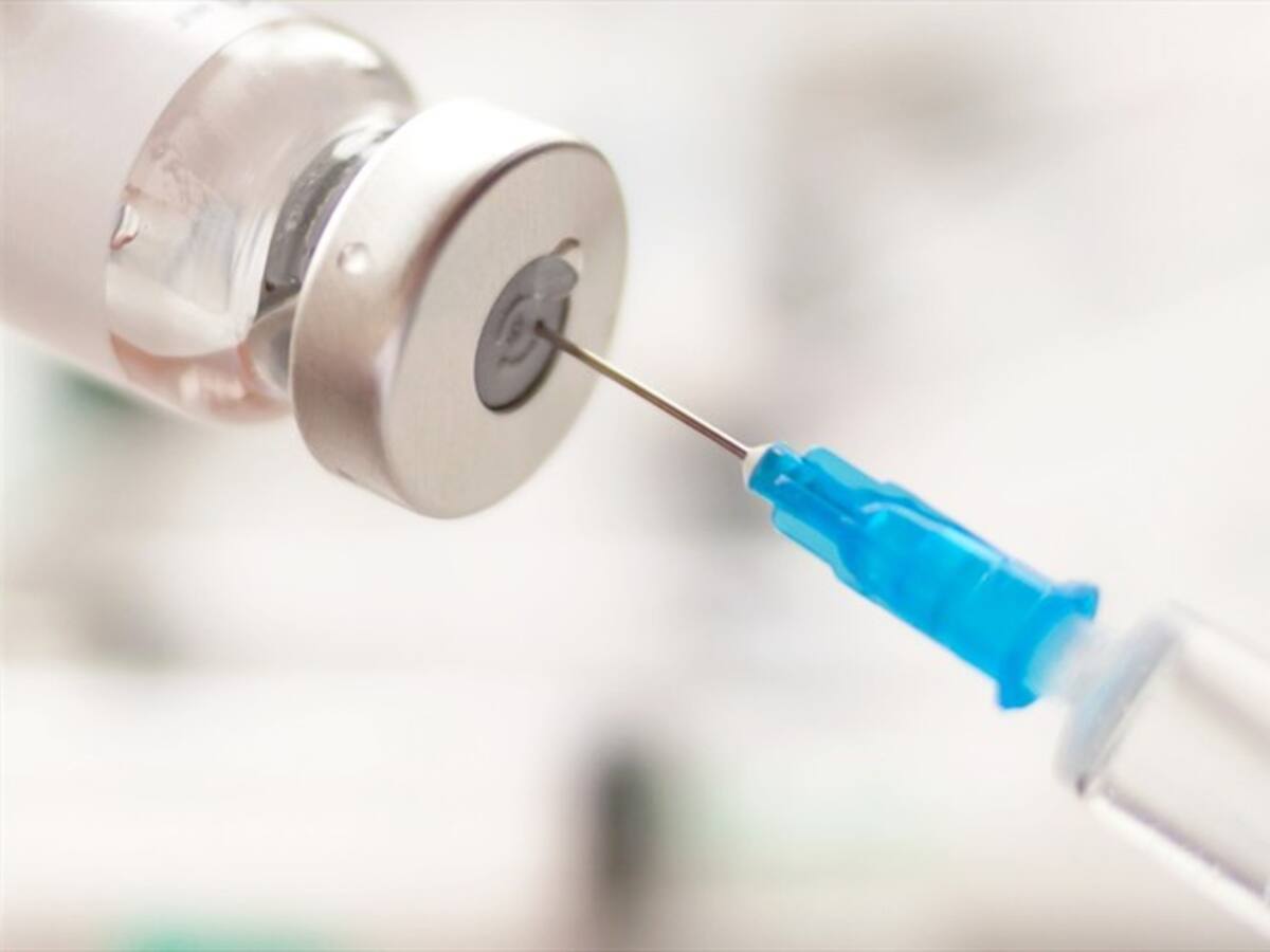 Ni la diplomacia arrodillada sirvió para ganar la carrera de la vacuna: María Jimena Duzán