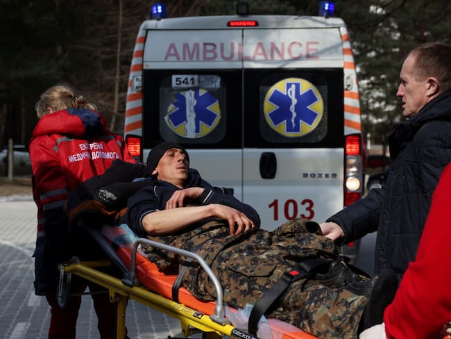 Hombre herido en los ataques aéreos (Photo by Dan Kitwood/Getty Images)