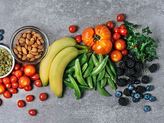Una dieta basada en el mundo vegetal, que priorice la ingesta de frutas, hortalizas, legumbres, semillas y frutos secos, ayuda a aumentar las  moléculas relacionadas directamente con el buen humor.. Foto: Getty Images