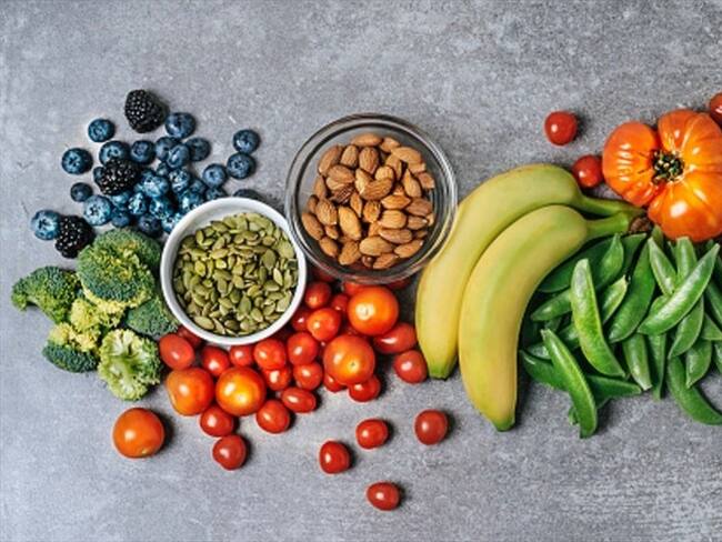 Una dieta basada en el mundo vegetal, que priorice la ingesta de frutas, hortalizas, legumbres, semillas y frutos secos, ayuda a aumentar las moléculas relacionadas directamente con el buen humor.. Foto: Getty Images