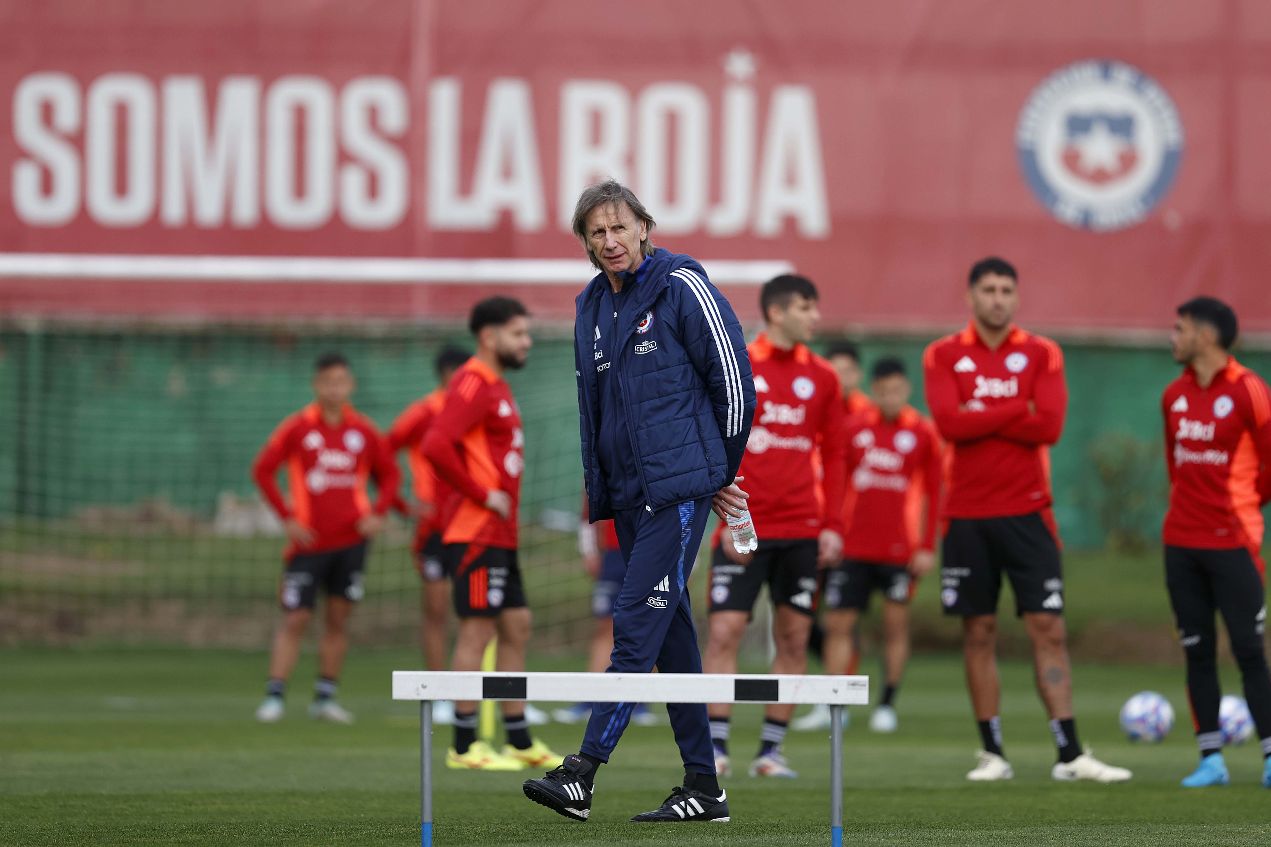 AME6757. SANTIAGO (CHILE), 06/09/2024.- Fotografía cedida por la Federación de Fútbol de Chile (FFCh) del entrenador de la selección chilena de fútbol, Ricardo Gareca, durante el entrenamiento de este viernes en el complejo deportivo Juan Pinto Durán, en Santiago (Chile). Gareca ha sido blanco de las críticas este viernes tras la derrota de la Roja por 3-0 con Argentina, y en los medios, tanto jugadores como exfutbolistas del país austral, le piden cambios para el partido del martes ante Bolivia por la eliminatoria al Mundial 2026. EFE/ Federación de Fútbol de Chile /SOLO USO EDITORIAL/SOLO DISPONIBLE PARA ILUSTRAR LA NOTICIA QUE ACOMPAÑA (CRÉDITO OBLIGATORIO)