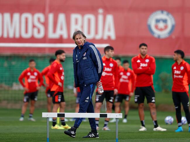 AME6757. SANTIAGO (CHILE), 06/09/2024.- Fotografía cedida por la Federación de Fútbol de Chile (FFCh) del entrenador de la selección chilena de fútbol, Ricardo Gareca, durante el entrenamiento de este viernes en el complejo deportivo Juan Pinto Durán, en Santiago (Chile). Gareca ha sido blanco de las críticas este viernes tras la derrota de la Roja por 3-0 con Argentina, y en los medios, tanto jugadores como exfutbolistas del país austral, le piden cambios para el partido del martes ante Bolivia por la eliminatoria al Mundial 2026. EFE/ Federación de Fútbol de Chile /SOLO USO EDITORIAL/SOLO DISPONIBLE PARA ILUSTRAR LA NOTICIA QUE ACOMPAÑA (CRÉDITO OBLIGATORIO)