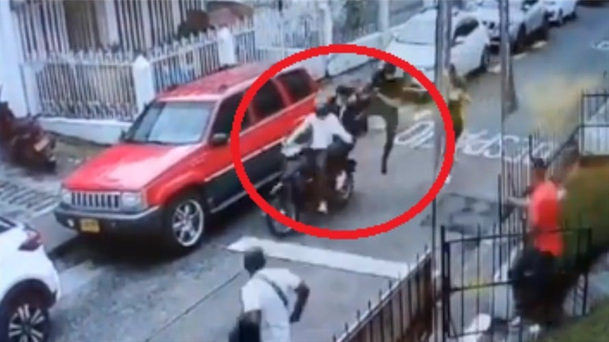 Momento en que un hombre derribó a ladrones que intentaban huir en una moto. Foto: Twitter: @mfilizzolam